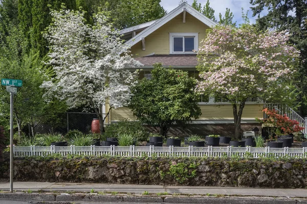 Rodinný Dům Zahrada Gresham Oregon Obklopen Jarních Barvách — Stock fotografie