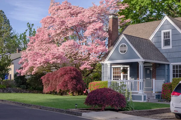 Casa Família Jardim Gresham Oregon Cercado Cores Primavera — Fotografia de Stock