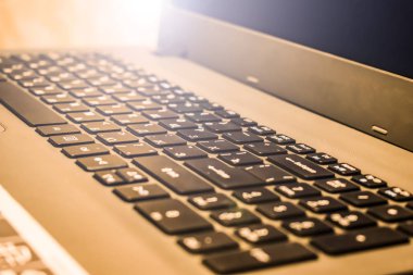 Laptop klavye. Güneş ışınları