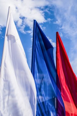 Rusya bayrağı mavi gökyüzü