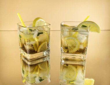 Bir cam bir kokteyl ile. Yaz içeceği. Limonlu soda. Soğutma içki. Yakın çekim, açık arka plan.