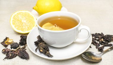 Limonlu çay. Beyaz kupa çay ile. Limon bir kesim içinde. Hafif bir arka plan yakın çekim