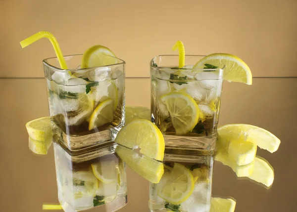 Bir cam bir kokteyl ile. Yaz içeceği. Limonlu soda. Soğutma içki. Yakın çekim, açık arka plan.