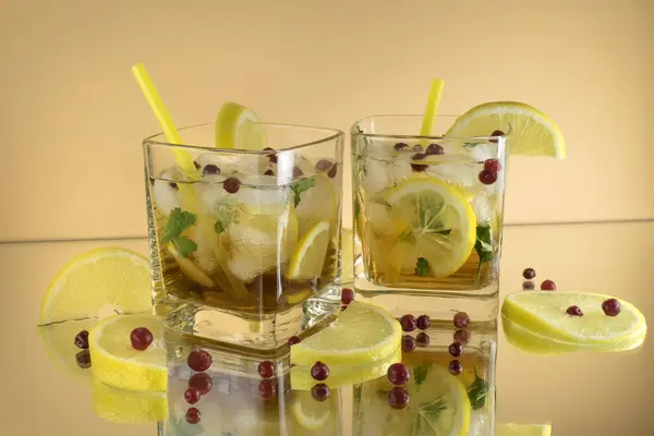 Bir cam bir kokteyl ile. Yaz içeceği. Limonlu soda. Soğutma içki. Yakın çekim, açık arka plan.