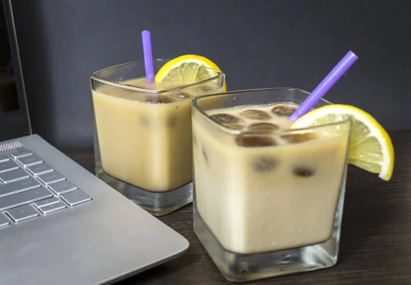 Soğuk kahve limon ile. Ferahlatıcı bir yaz içeceği. Yakın çekim