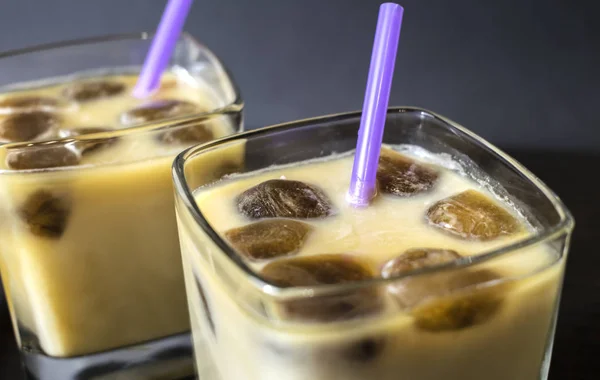 Soğuk kahve limon ile. Ferahlatıcı bir yaz içeceği. Yakın çekim