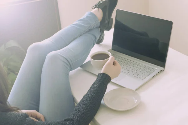 Dziewczyna Pisze Laptopie Plan Zakupu Filiżanka Kawy Stole — Zdjęcie stockowe