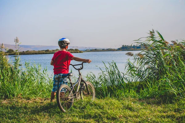 Bisiklet ile ayakta çocuk