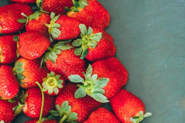 Siyah arka planda çilek