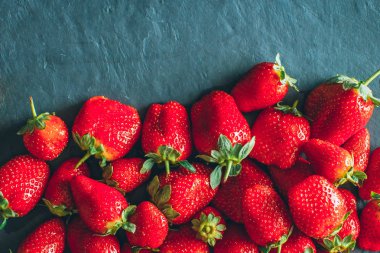 Siyah arka planda çilek