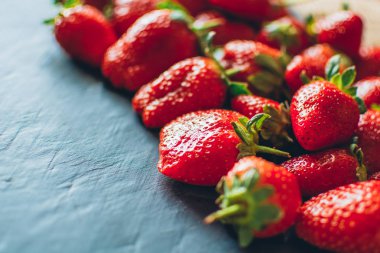 Siyah arka planda çilek