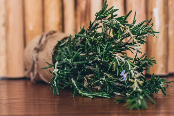 Arka planda biberiye 