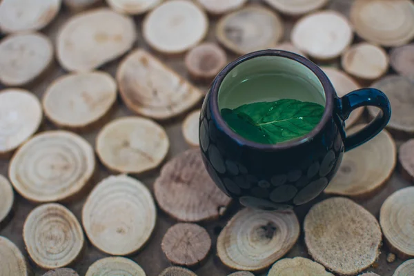 Bir bardak su ile nane