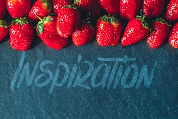 Siyah arka planda çilek