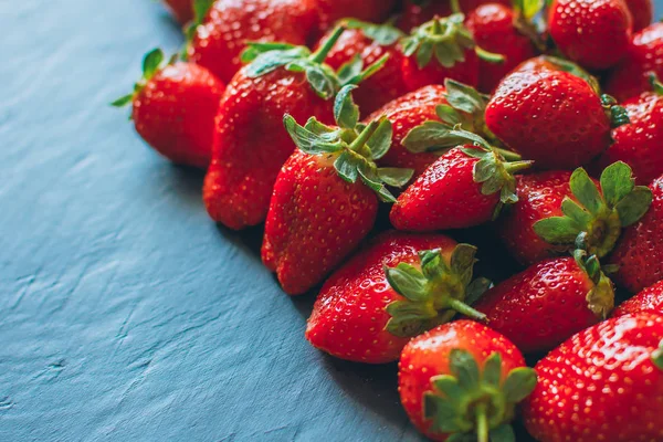 Siyah arka planda çilek