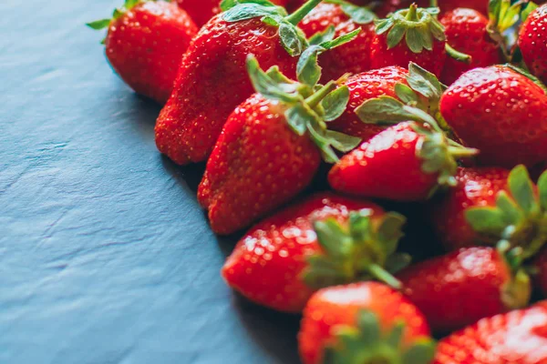 Siyah arka planda çilek