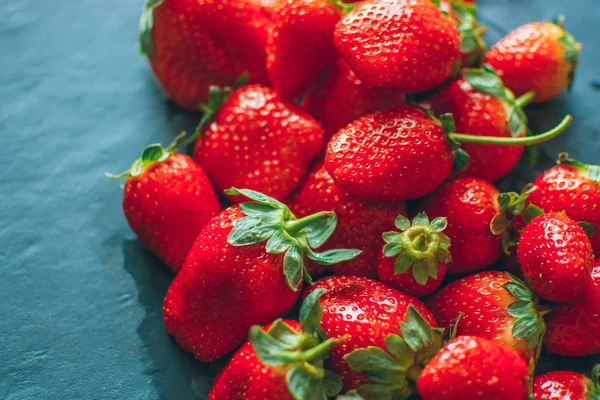 Siyah arka planda çilek