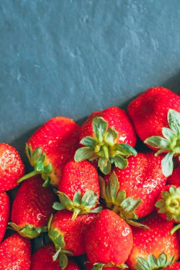 Siyah arka planda çilek