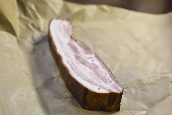   Kağıt üzerinde domuz pastırma füme