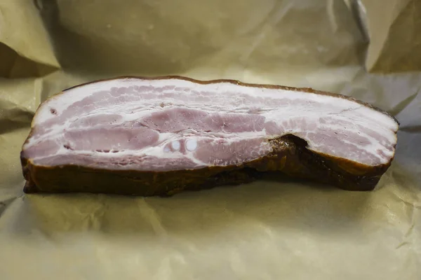   Kağıt üzerinde domuz pastırma füme