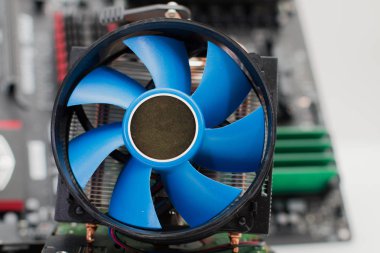 Bilgisayar montaj detayları ve araçları beyaz bir arka plan üzerinde