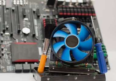 Bilgisayar montaj detayları ve araçları beyaz bir arka plan üzerinde