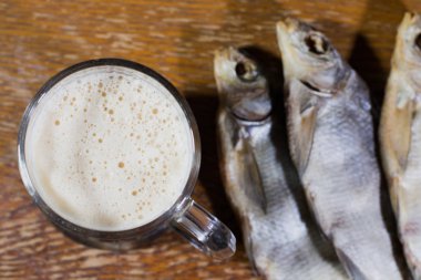 Rus aperatif. Bira ve kurutulmuş balık.