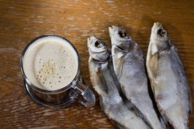 Rus aperatif. Bira ve kurutulmuş balık.