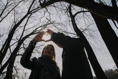 Neşeli çift öpücük birbirlerine sevgi dolu. Nehir banka ve kucaklama