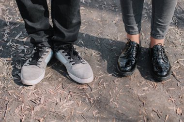 Neşeli çift öpücük birbirlerine sevgi dolu. Parkta yürümek ve sarılmak.