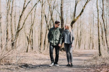 Neşeli çift öpücük birbirlerine sevgi dolu. Parkta yürümek ve sarılmak.