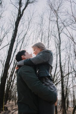 Neşeli çift öpücük birbirlerine sevgi dolu. Parkta yürümek ve sarılmak.