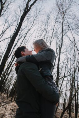 Neşeli çift öpücük birbirlerine sevgi dolu. Parkta yürümek ve sarılmak.