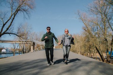 Neşeli çift öpücük birbirlerine sevgi dolu. Parkta yürümek ve sarılmak.