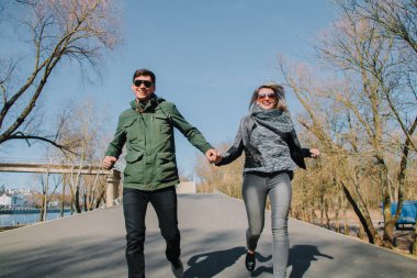 Neşeli çift öpücük birbirlerine sevgi dolu. Parkta yürümek ve sarılmak.