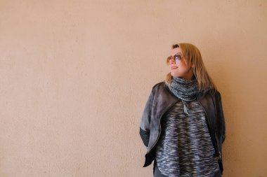 Güzel bir şık kız portresi