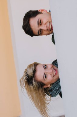 Güzel birbirlerini seven gülümseyen ve öpüşme Çift.