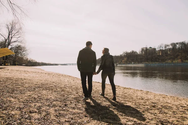 Fröhlich lieben einander Paar Küsse. Spaziergang am Flussufer und Umarmung — Stockfoto