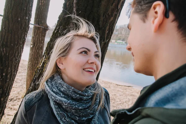 Joyeux baisers de couple d'amour. Promenade sur la rive et embrassade — Photo