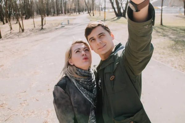 Alegre amándose pareja besos. Caminar por la orilla del río y abrazar —  Fotos de Stock