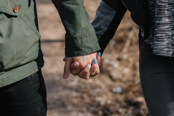 Fröhlich lieben einander Paar Küsse. Spaziergang im Park und Umarmung. — Stockfoto