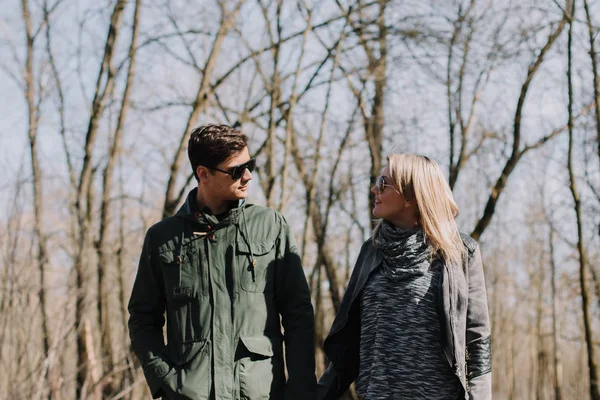 Glada älska varandra par kyssar. Promenad i parken och kram. — Stockfoto