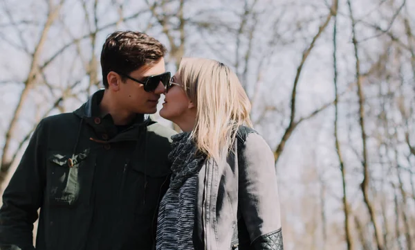 Vrolijke, liefdevolle elkaar kussen paar. Wandelen in het park en knuffel. — Stockfoto