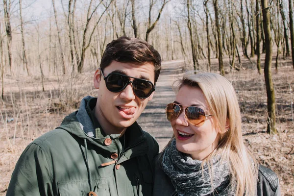 Alegre amar uns aos outros beijos de casal. Caminhe no parque e abraço . — Fotografia de Stock