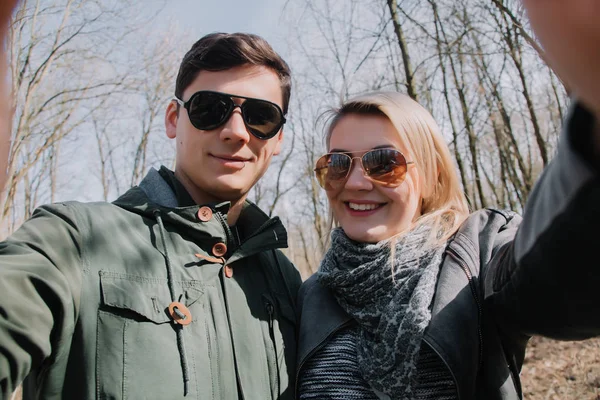 Glada älska varandra par kyssar. Promenad i parken och kram. — Stockfoto