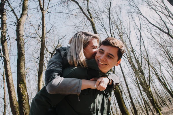 Alegre amar uns aos outros beijos de casal. Caminhe no parque e abraço . — Fotografia de Stock