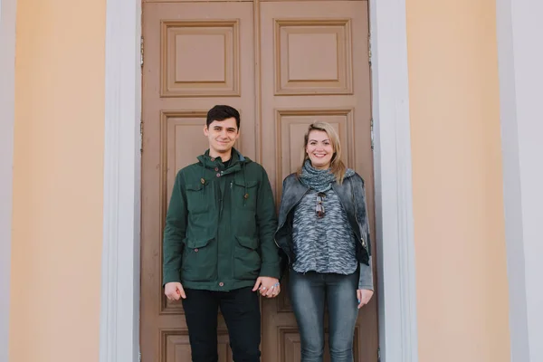 Hermosa amándose pareja sonriendo y besándose . —  Fotos de Stock