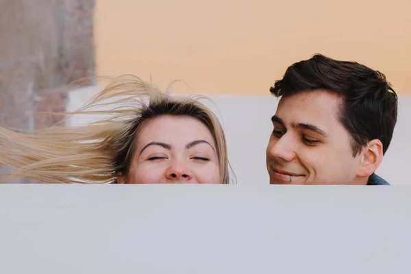 Bella amorevole ogni altra coppia sorridente e baciare . — Foto Stock