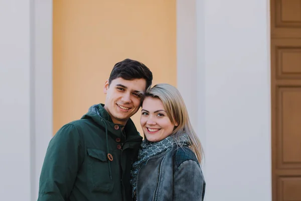 Hermosa amándose pareja sonriendo y besándose . — Foto de Stock