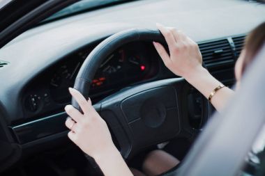 Çok güzel bir kız bir arabada Kürk giymiş bir ormandaki portresi